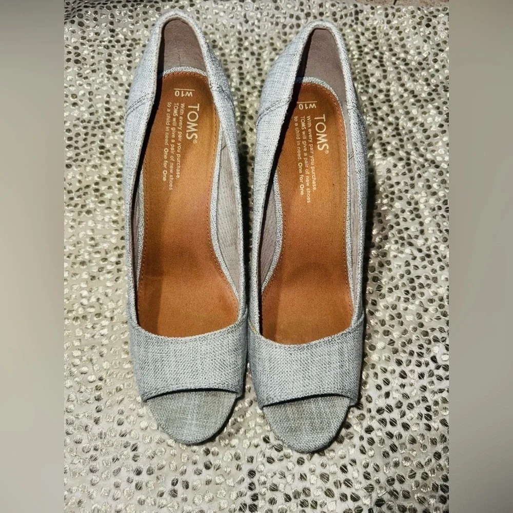 Toms Light Gray Wedge Peep-Toe Shoes